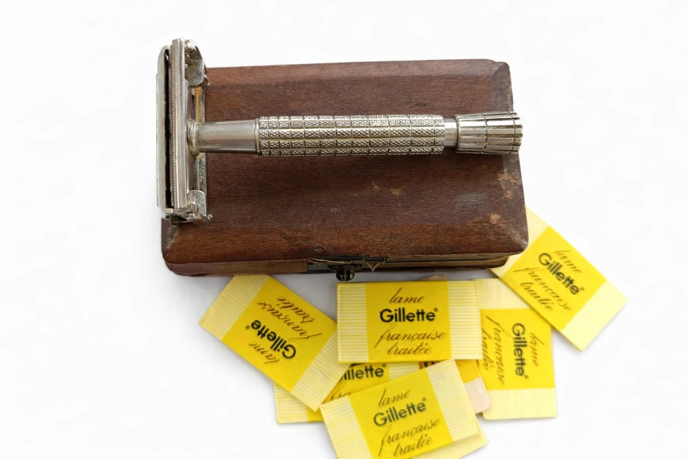 Bezpečnostní holicí strojek Gillette s originálním pouzdrem