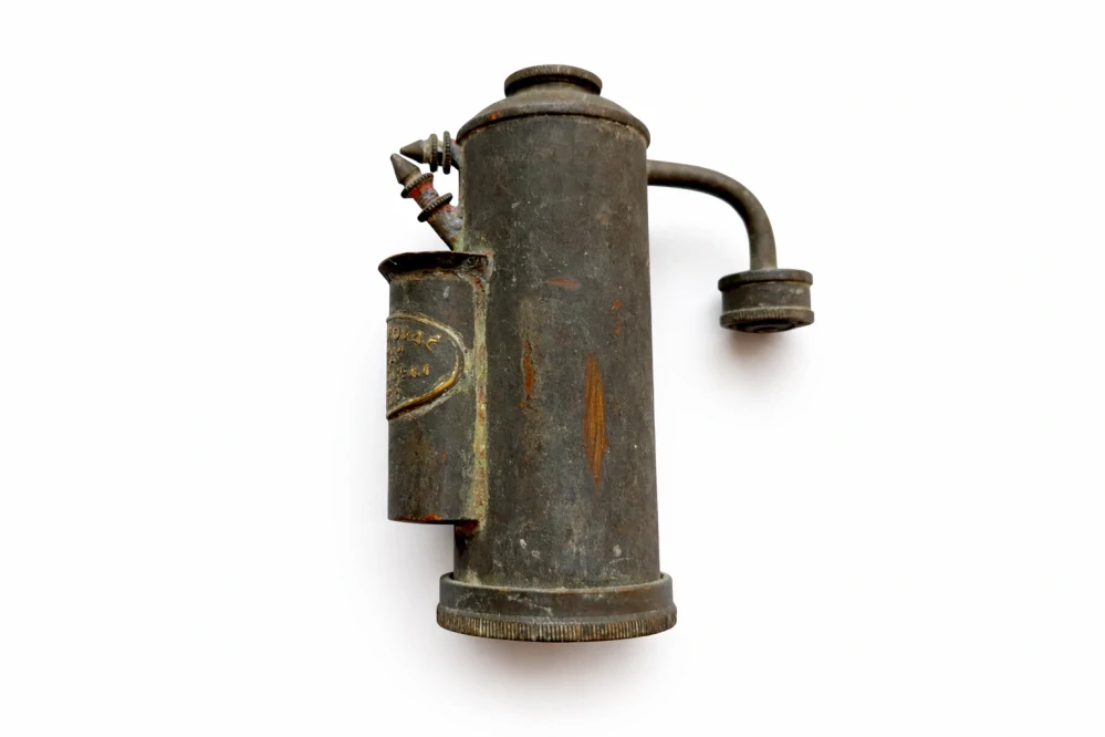 Rozprašovač parfému „LÁVA“ – holičský atomizér (cca 1900–1925)