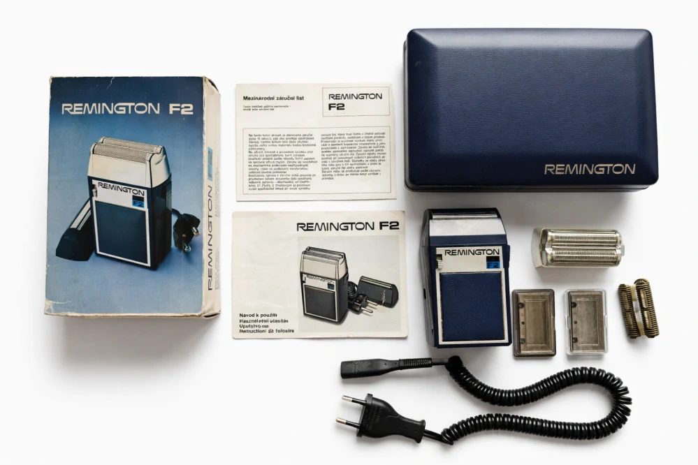 Remington F2 elektrický holicí strojek (70. léta) – kompletní sada s originálním balením, Tuzex doklad 1979