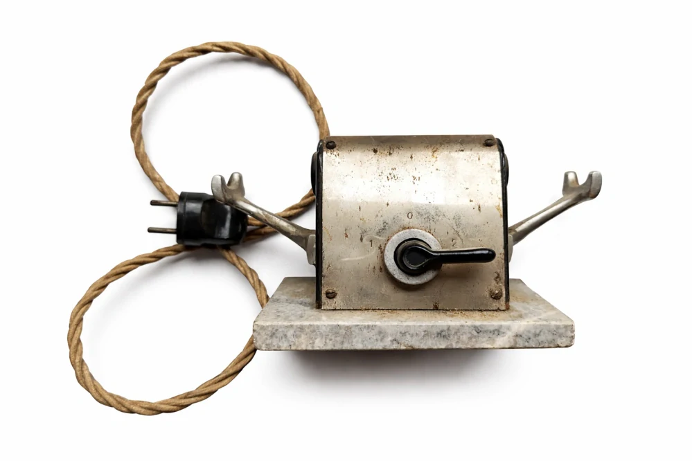 Historický elektrický nahřívač kulmovacích kleští ELEKTRO-RULÍKON II, Československo, cca 1930–1945.