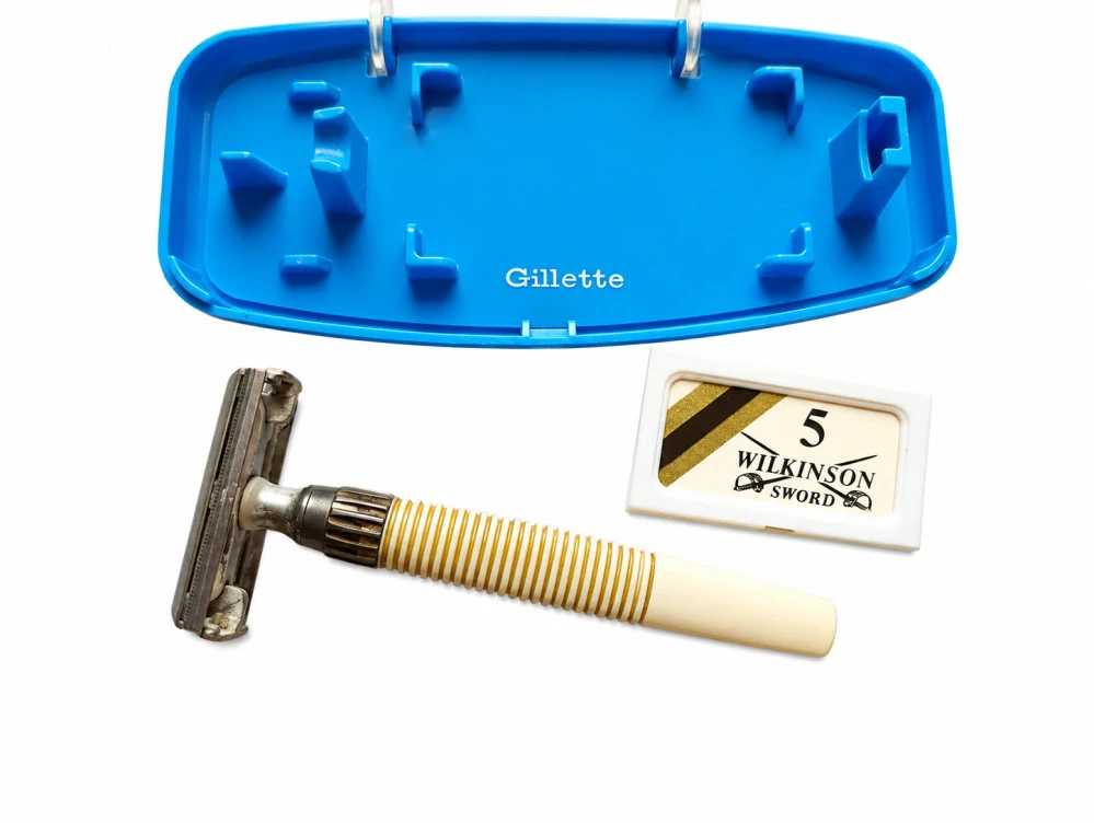 Vintage holicí strojek Gillette s cestovním pouzdrem a žiletkami Wilkinson Sword | 60.–70. léta 20. století