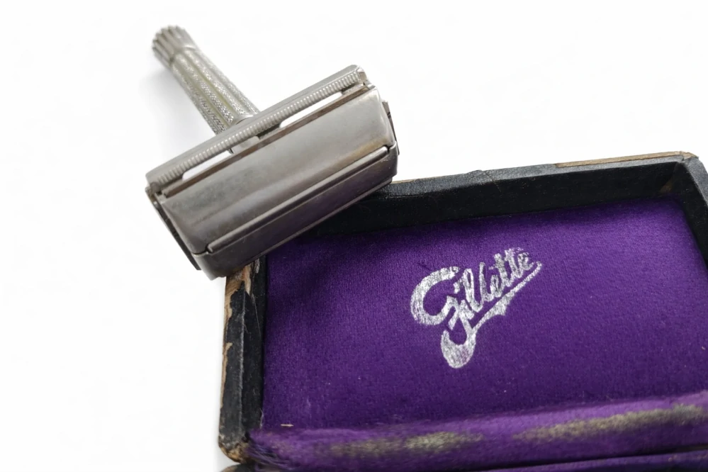 Bezpečnostní holicí strojek Gillette s originálním pouzdrem