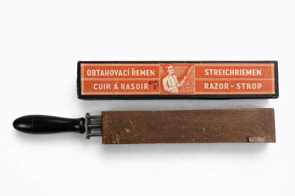 Obtahovací řemen na břitvu (Razor Strop), střední Evropa, cca 1930–1950