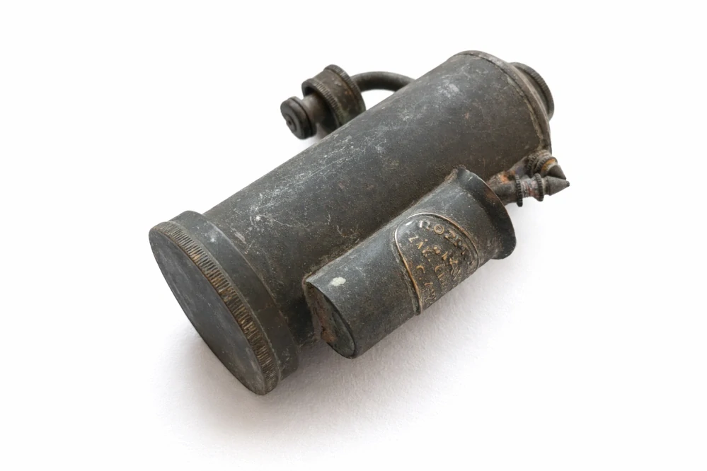 Rozprašovač parfému „LÁVA“ – holičský atomizér (cca 1900–1925)