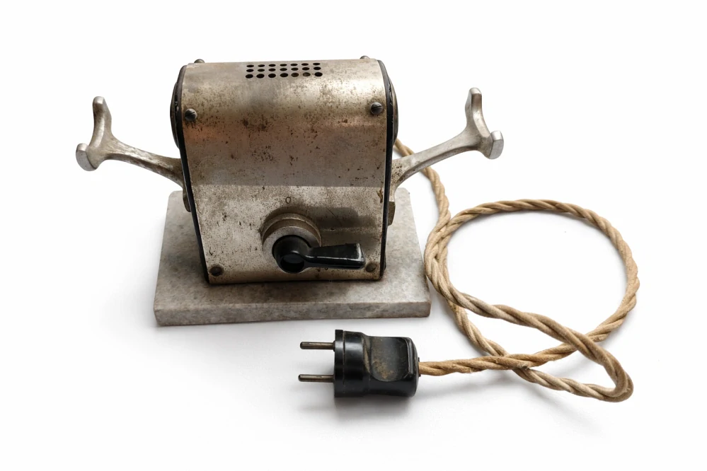 Historický elektrický nahřívač kulmovacích kleští ELEKTRO-RULÍKON II, Československo, cca 1930–1945.