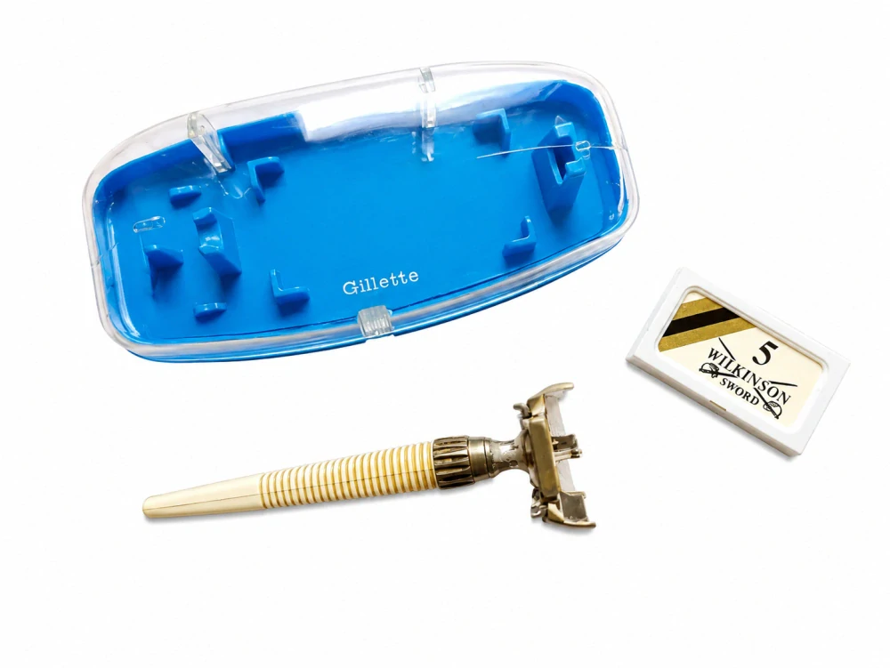 Vintage holicí strojek Gillette s cestovním pouzdrem a žiletkami Wilkinson Sword | 60.–70. léta 20. století