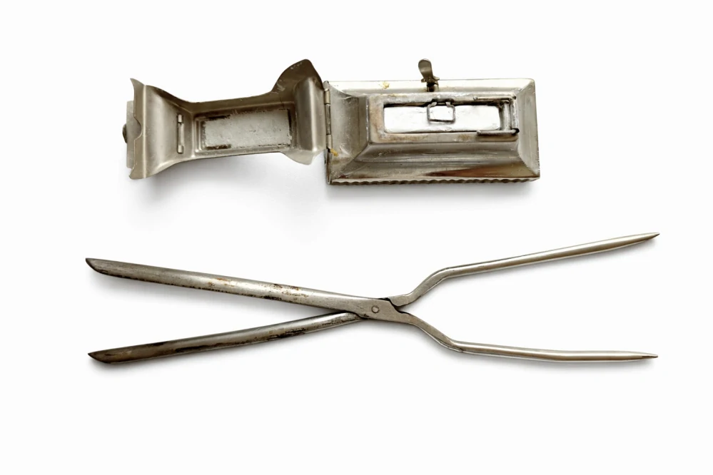 Starožitná cestovní kulma META (Swiss Made) s kovovým ohřívačem – patentovaný vlasový nástroj, D.R.G.M., 1. polovina 20. století
