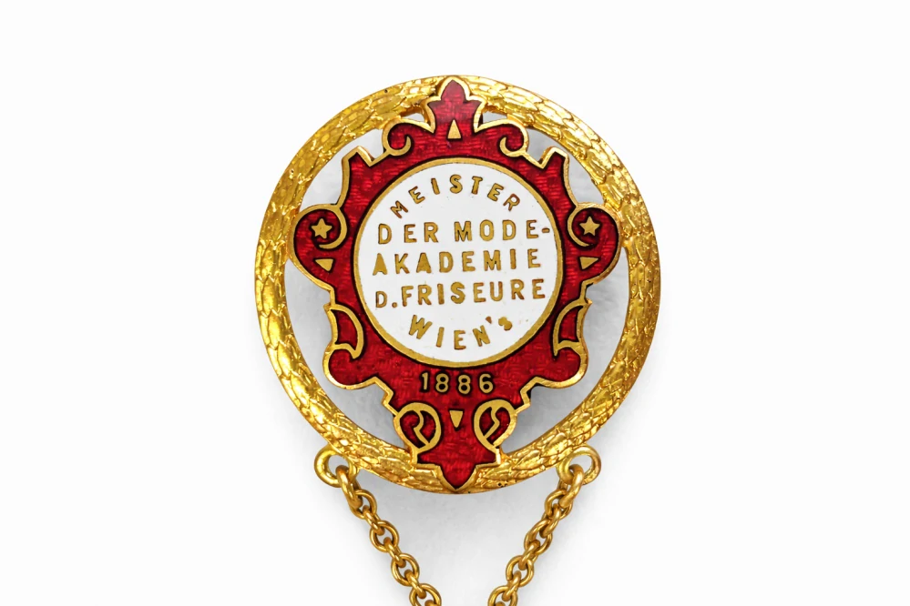 Mistrovský odznak „Meister der Mode-Akademie der Friseure Wien“ (po roce 1886)