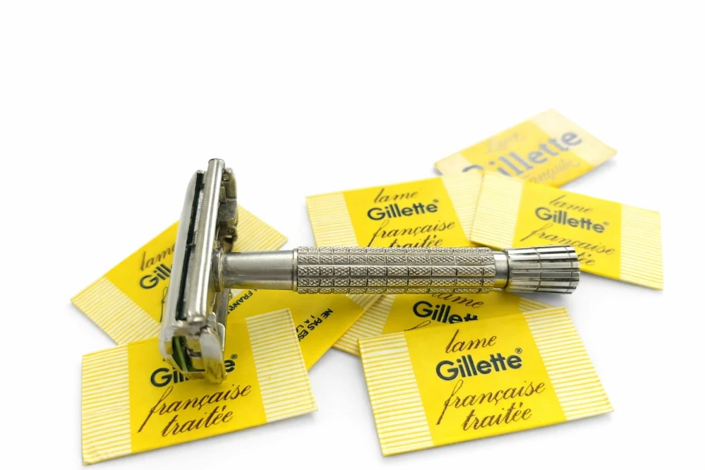 Bezpečnostní holicí strojek Gillette s originálním pouzdrem