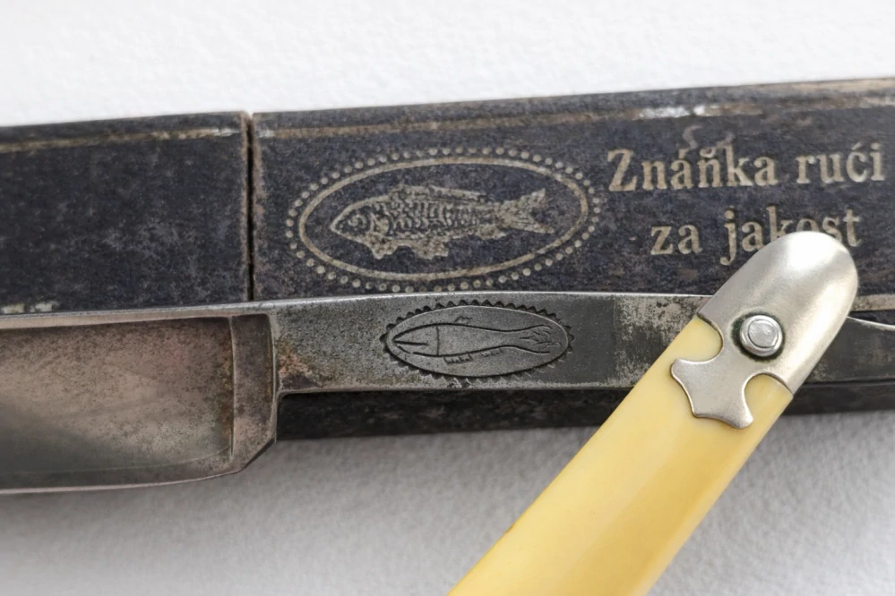 Břitva ze Solingenu pro trh Rakousko-Uherska (cca 1890–1910)