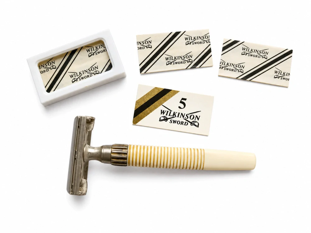 Vintage holicí strojek Gillette s cestovním pouzdrem a žiletkami Wilkinson Sword | 60.–70. léta 20. století