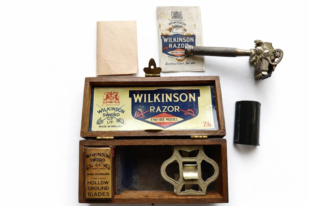Wilkinson sword „empire model“ – kompletní historická holicí souprava v dřevěné etui – Anglie, cca 1930–1950