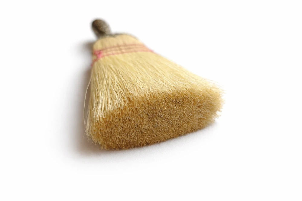 Cestovní holičský kartáč na smetání vlasů (neck brush) se stříbrnou rukojetí a koženým pouzdrem, 2. polovina 19. století (cca 1860–1900)