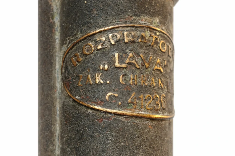 Rozprašovač parfému „LÁVA“ – holičský atomizér (cca 1900–1925)