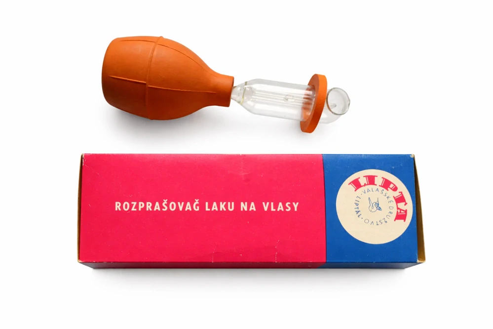 Rozprašovač laku na vlasy LIPTA (ČSSR, cca 1979) – mechanický skleněný aplikátor s gumovým balónkem