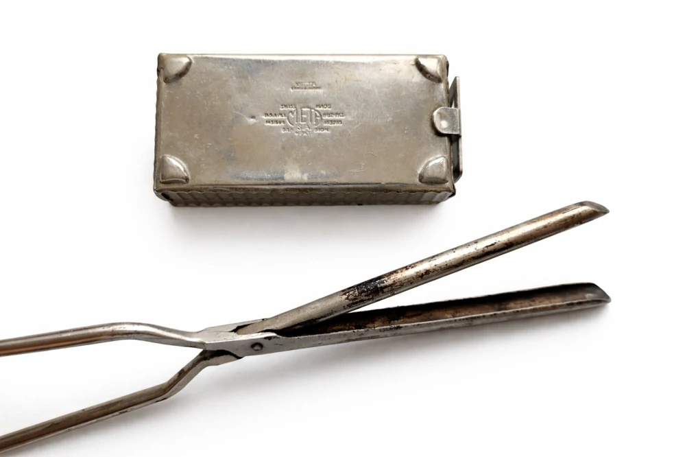 Starožitná cestovní kulma META (Swiss Made) s kovovým ohřívačem – patentovaný vlasový nástroj, D.R.G.M., 1. polovina 20. století