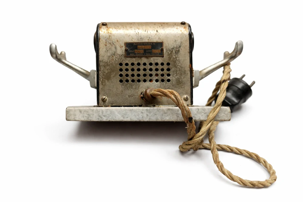 Historický elektrický nahřívač kulmovacích kleští ELEKTRO-RULÍKON II, Československo, cca 1930–1945.