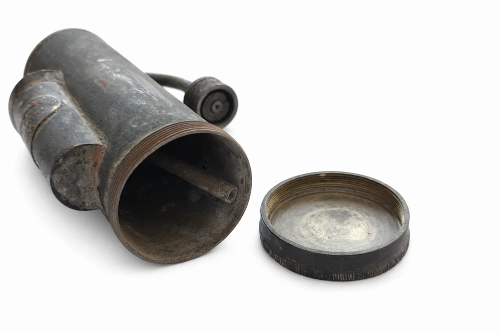 Rozprašovač parfému „LÁVA“ – holičský atomizér (cca 1900–1925)