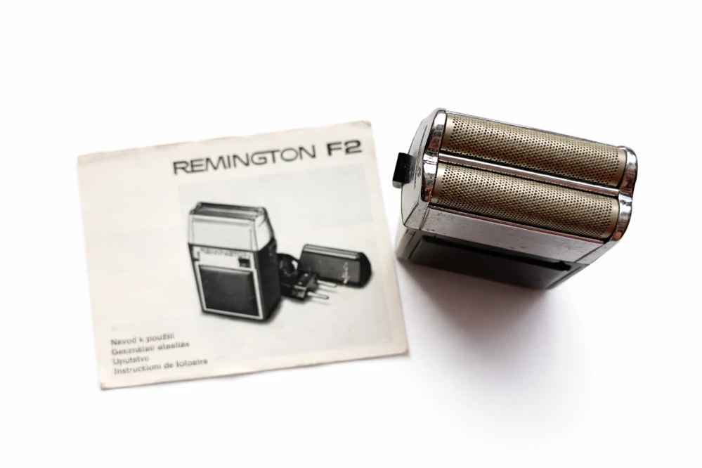 Remington F2 elektrický holicí strojek (70. léta) – kompletní sada s originálním balením, Tuzex doklad 1979