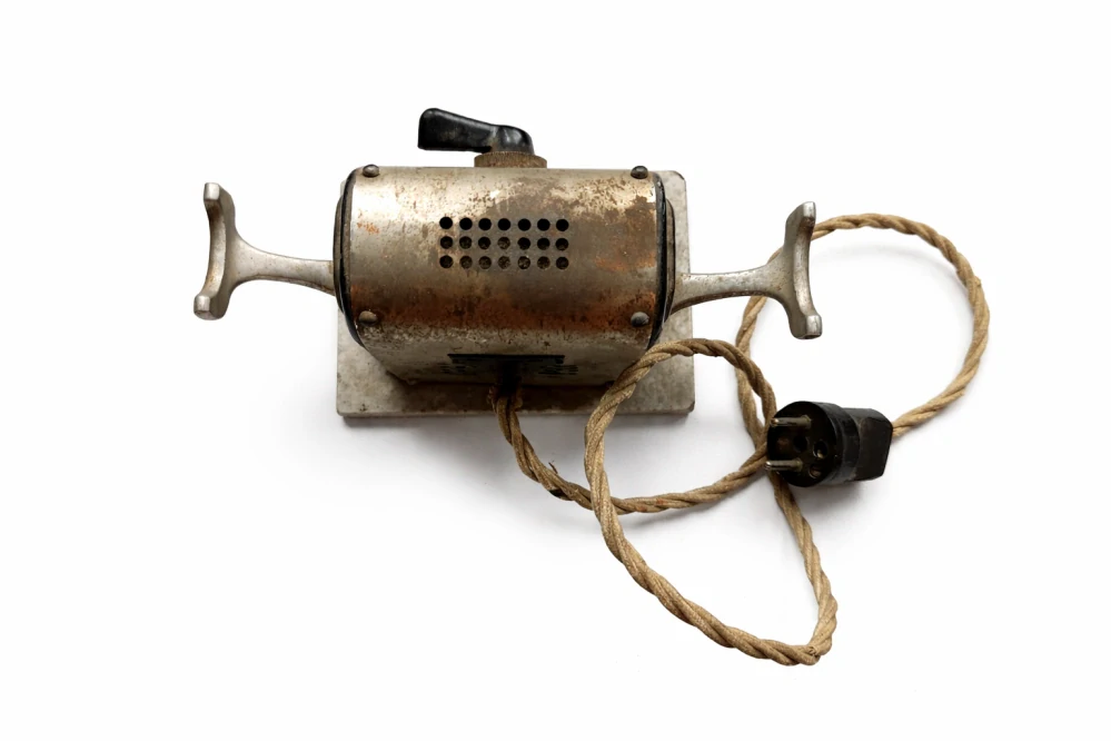 Historický elektrický nahřívač kulmovacích kleští ELEKTRO-RULÍKON II, Československo, cca 1930–1945.