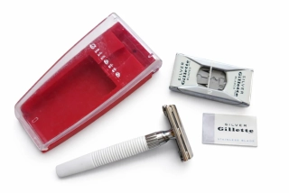 Holicí strojek Gillette (bezpečnostní strojek) – Anglie, cca 1960–1975