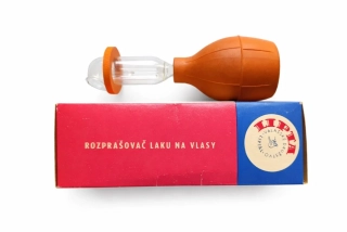 Rozprašovač laku na vlasy LIPTA (ČSSR, cca 1979) – mechanický skleněný aplikátor s gumovým balónkem