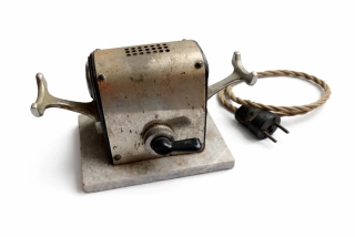 Historický elektrický nahřívač kulmovacích kleští ELEKTRO-RULÍKON II, Československo, cca 1930–1945.